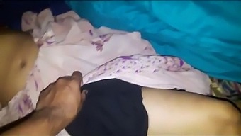 אישה הודית מהממת מחכה בקוצר רוח לאינטימיות עם בן זוגה