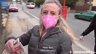 אורגיה ציבורית עם צניחת נרתיק ברחובות