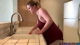 Mujer Madura Y Adolescente Se Involucran En Actividad Sexual En La Cocina