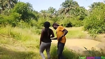 Okoro, Pemburu, Bertemu Dengan Seorang Wanita Afrika Yang Menakjubkan Ketika Berada Di Ladang Dan Terlibat Dalam Hubungan Seks Yang Penuh Gairah Dengannya, Sementara Abang Suaminya Menonton Dari Kamera Tersembunyi.