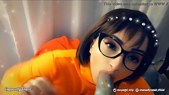 벨마가 펠라치오를 하고 이 스쿠비 두 포르노 비디오에서 입으로 섹스를 합니다