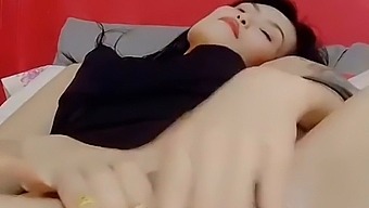 Thaitwentybabe'S Seductive Feet And Legs Will Leave You Begging For More