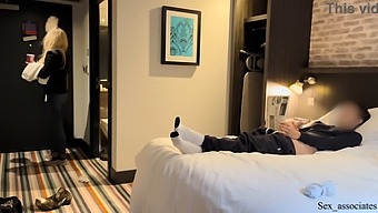 Empregada De Hotel Me Ajuda A Me Masturbar Em Público