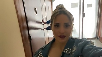 エスパノールの熟女がタイトなアナルをファックされ、精液で満たされる - アナルクリームパイ