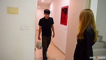 Eine College-Studentin Gibt Ihrer Freundin Eine Massage Und Hat Dann Analsex Mit Ihm