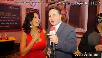Ava Addams Își Mângâie Sânii În Timp Ce Interacționează Cu Andrea Diprè