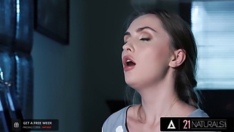 Ruská Kráska Lena Reif Ukazuje Své Přirozené Přednosti A Dovednosti V Tomto Horkém Videu