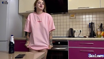 Два Парня И Похотливая Мадам Занимаются Извращенным Анальным Сексом В Этом Эксклюзивном Сериале.