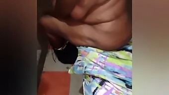 Συναντήσεις Με Έναν Ψηλό Σε Ηλικία Έβενο Milf Στον Κόλπο