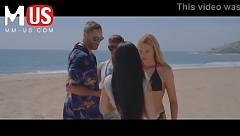 Basah Dan Liar: Morgan Lee Dan Khloe Kapri Dalam Aksi Cowgirl Dengan Zakar Besar